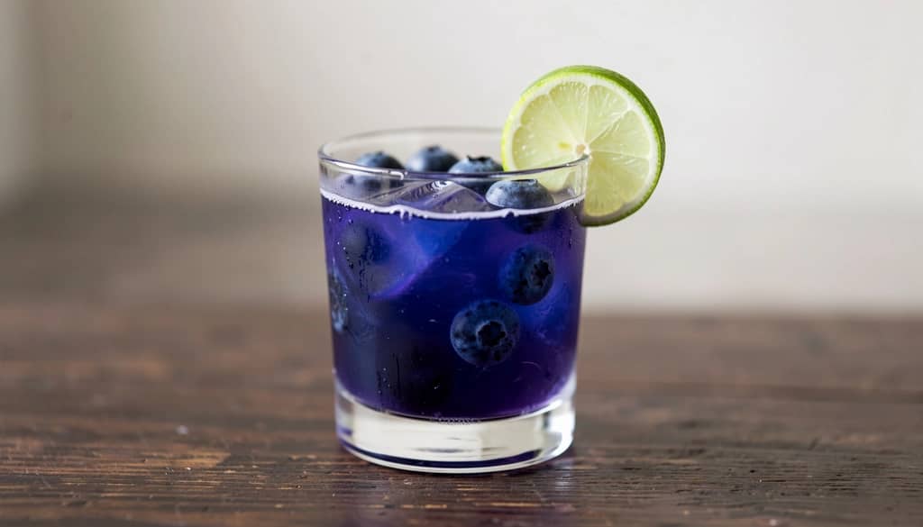 Margarity z jagód w szkle typu rocks z soloną krawędzią i ozdobą z plasterka limonki