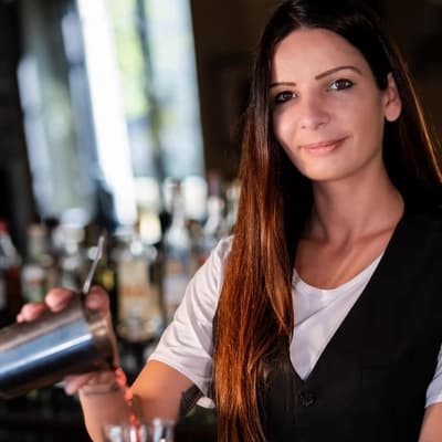 The Art of Shaking Cocktails — Insights with Dajana